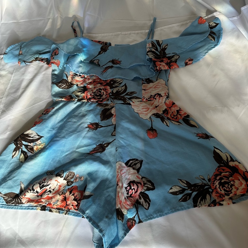 Medium cut out sleeve light blue floral romper